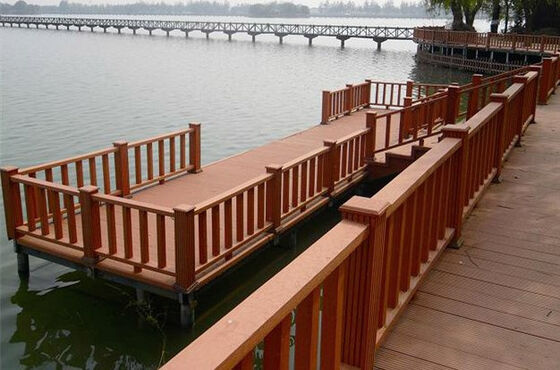 Hàng rào WPC pha trộn acrylic trang trí cho khu vườn nhà sang trọng