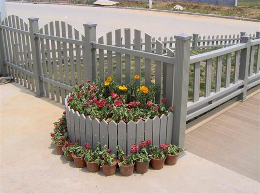Hàng rào WPC pha trộn acrylic trang trí cho khu vườn nhà sang trọng