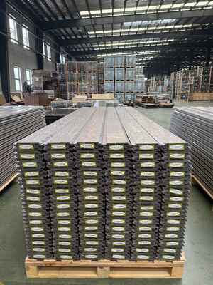 Tấm ốp tường ngoài trời hiện đại chống tia cực tím Trang trí nội thất ngoại thất Wpc Coextrusion
