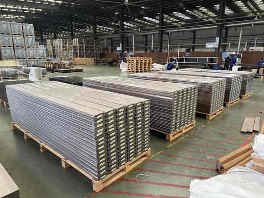 Tấm ốp tường ngoài trời hiện đại chống tia cực tím Trang trí nội thất ngoại thất Wpc Coextrusion
